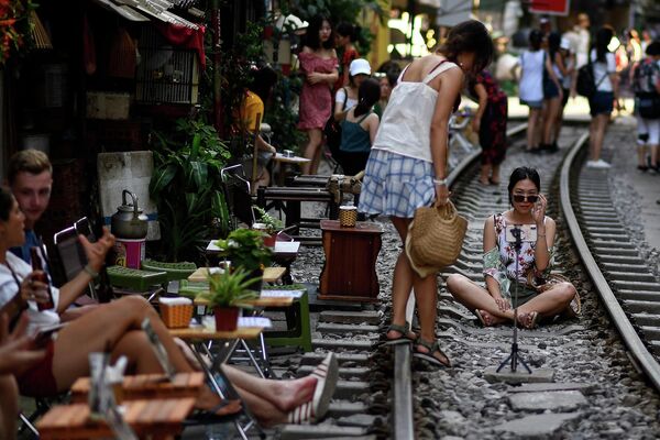 قهوه نوشی در خیابان ریلی در هانوی، یکی از جاذبه های گردشگری ویتنام. - اسپوتنیک ایران  