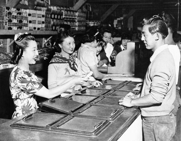 بستنی فروشی در کالیفرنیا در زمان جنگ جهانی دوم در سال 1942 میلادی. - اسپوتنیک ایران  