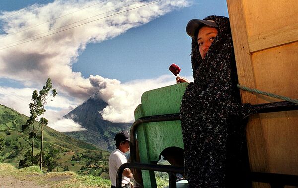 فوران آتشفشان در اکوادور و زنی که در حال خوردن بستنی است، سال 1999 میلادی. - اسپوتنیک ایران  
