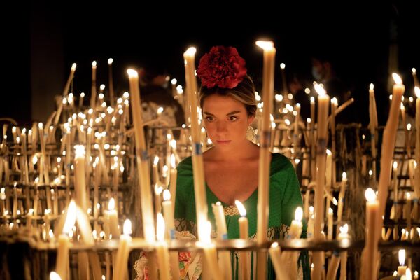 رویدادها و حوادث هفته گذشته از نگاه تصویری.شمع افروزی در معبدی در اسپانیا. - اسپوتنیک ایران  