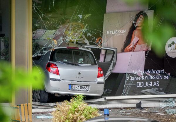 رویدادها و حوادث هفته گذشته از نگاه تصویری.رانده شدن خودرو به میان مردم در برلین. - اسپوتنیک ایران  