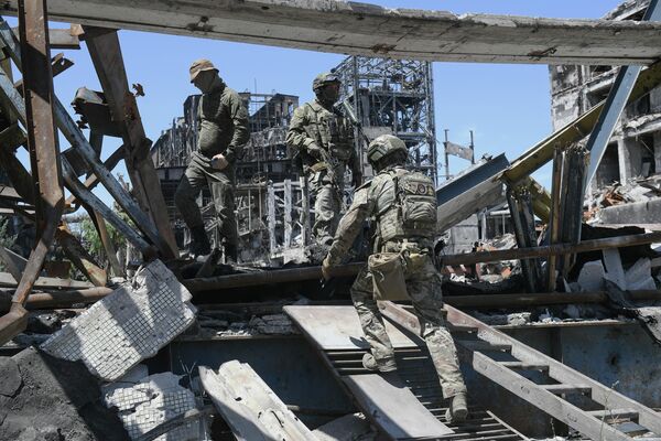 نظامیان روسیه در محوطه کارخانه «آزوفستال» ماریوپل. - اسپوتنیک ایران  