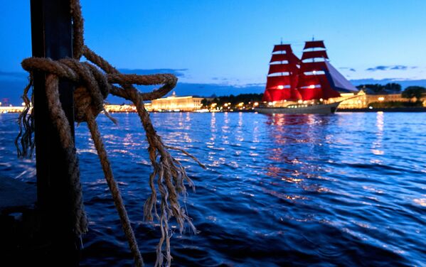 قایق بادبانی قرمز بر آبهای رود نوا در سن پیترزبورگ. - اسپوتنیک ایران  
