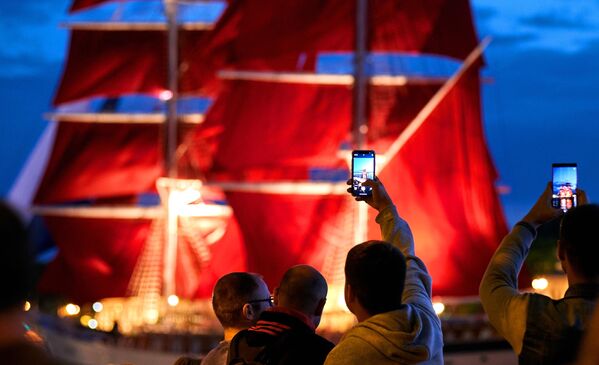 جشن فارغ التحصیلی دانش آموزان در سن پترزبورگ، جشن قایق بادبانی قرمز عظیم ترین و مشهورترین رویداد عمومی در طول جشنواره شب های سفید هر تابستان است.  - اسپوتنیک ایران  