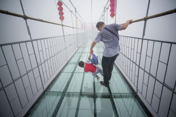 پل های معلق شیشه ای جهان.پل شیشه ای در «هونان« چین در ارتفاع 180 متری بر فراز دره که 300 متر طول آن است. - اسپوتنیک ایران  