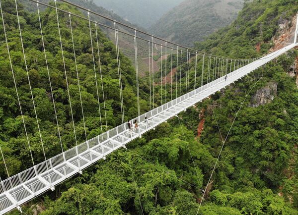 پل های معلق شیشه ای جهان.پل شیشه ای در ویتنام در ارتفاع 150 متری دره. - اسپوتنیک ایران  