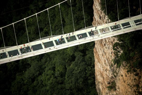 پل های معلق شیشه ای جهان.طولانی ترین پل شیشه ای جهان در Zhangjiajie چین. - اسپوتنیک ایران  