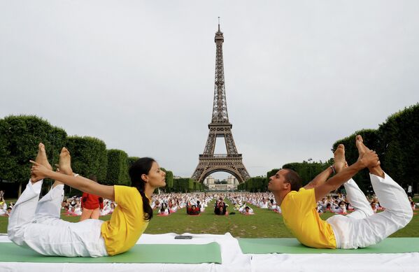روز جهانی یوگا 21 ماه ژوئن برگزار می شود.تمرینات یوگا در مقابل برج ایفل در پاریس. - اسپوتنیک ایران  