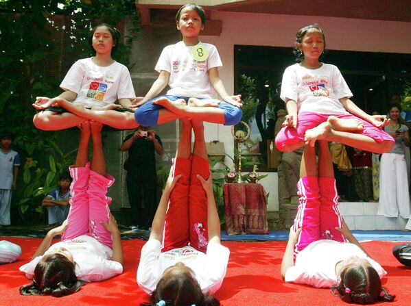 روز جهانی یوگا 21 ماه ژوئن برگزار می شود.دختران بالی در جشنواره بین المللی یوگا در اندونزی. - اسپوتنیک ایران  