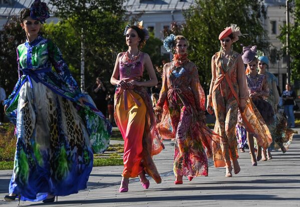 مدل‌ها در یک شوی مد از مجموعه‌های شبانه pret-a-porter de luxe ویاچسلاو زایتسف به عنوان بخشی از هفته مد مسکو در گراند آمفی‌تئاتر در پارک زاریادیه. - اسپوتنیک ایران  