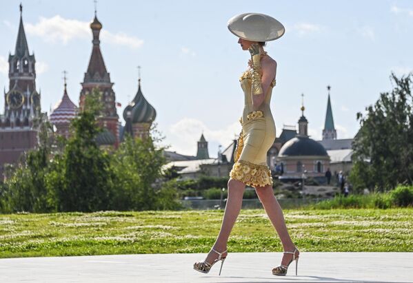 مدل‌ در یک شوی مد از مجموعه‌های شبانه pret-a-porter de luxe ویاچسلاو زایتسف به عنوان بخشی از هفته مد مسکو در گراند آمفی‌تئاتر در پارک زاریادیه. - اسپوتنیک ایران  