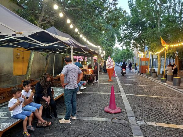 خیابان سی تیر تهران، پاتوق فست فود های سیار - اسپوتنیک ایران  