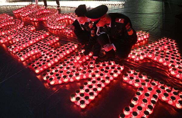 شمع های روشن شده توسط شرکت کنندگان در اقدام &quot;شمع یادبود&quot; در مقابل موزه پیروزی در مسکو. - اسپوتنیک ایران  