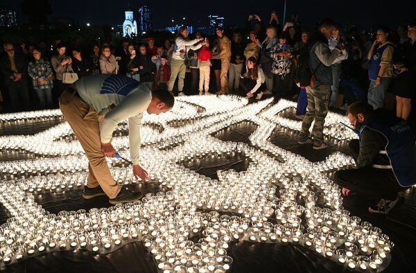روشن کردن شمع در مراسم «شمع یادبود» به مناسبت سالگرد جنگ کبیر میهنی در مجاورت موزه پیروزی در مسکو. - اسپوتنیک ایران  