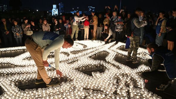 Свечи, зажженные участниками акции Свеча памяти у Музея Победы в Москве - اسپوتنیک ایران  