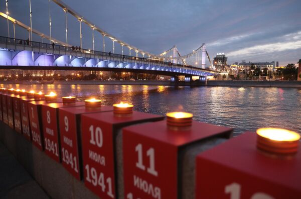 شرکت کنندگان اقدام &quot;خط یادبود&quot; در ساحل کریمه در مسکو. به عنوان بخشی از روز یادبود و اندوه، 1418 شمع روشن می شود، یک شمع برای هر روز از جنگ بزرگ میهنی (جنگ جهای دوم). - اسپوتنیک ایران  