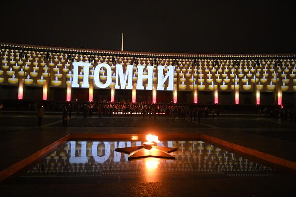 اینستالیشن ویدیویی 20 متری با عبارت &quot;به خاطر بسپار&quot; در نمای ساختمان اصلی موزه پیروزی در مراسم &quot;شمع خاطره&quot; در مسکو. - اسپوتنیک ایران  