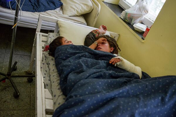 کودکان مجروح شده در زلزله ۲۲ ژوئن ۲۰۲۲ در ولسوالی گایان، ولایت پکتیکا، در داخل بیمارستانی در شهر شاران استراحت می‌کنند. جایی که مردم در حال حاضر در چنگال یک بحران انسانی که از زمان تسلط طالبان در ماه اوت بدتر شده است، زندگی سختی را دارند. - اسپوتنیک ایران  