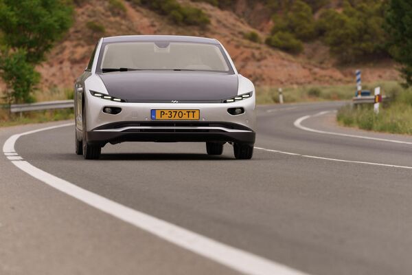 اولین خودروی خورشیدی Lightyear O  که در حال حرکت در جاده‌ای طی اولین نمایش جهانی خود در تودلا، شمال اسپانیاست. در ژوئن 2022، اولین خودروی خورشیدی دوربرد جهان Lightyear 0 در اولین نمایش جهانی آنلاین رونمایی شد. - اسپوتنیک ایران  