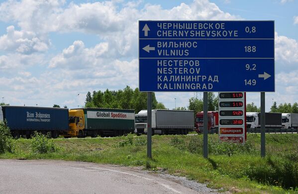 کامیون ها در ایست بازرسی Chernyshevskoye در منطقه کالینینگراد. مقامات لیتوانی ترانزیت بخشی از محموله به قلمرو خود از منطقه کالینینگراد را متوقف کردند. ده ها کامیون با محموله در ایست بازرسی «چرنوشفسکویه» در منطقه کالینینگراد انباشته شده است. - اسپوتنیک ایران  