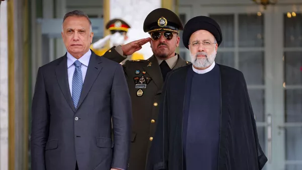سید ابراهیم رئیسی رئیس جمهوری ایران به همراه مصطفی الکاظمی نخست وزیر عراق در تهران - اسپوتنیک ایران  