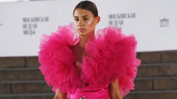 Модель демонстрируют одежду на показе в рамках Московской недели моды на ВДНХ в Москве - اسپوتنیک ایران  