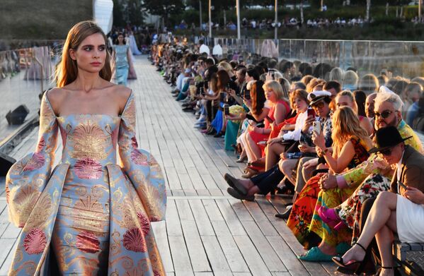 یک مدل لباس‌های مجموعه جدیدی از طراح والنتین یوداشکین را به عنوان بخشی از هفته مد مسکو در پارک زاریادیه در مسکو به نمایش می‌گذارد - اسپوتنیک ایران  