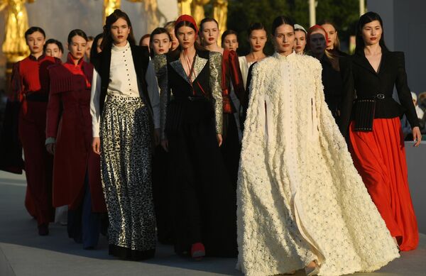 مدل‌ها لباس‌هایی را از مجموعه جدید برند SaiJamin درهفته مد مسکو در پارک VDNKh در مسکو به نمایش می‌گذارند - اسپوتنیک ایران  