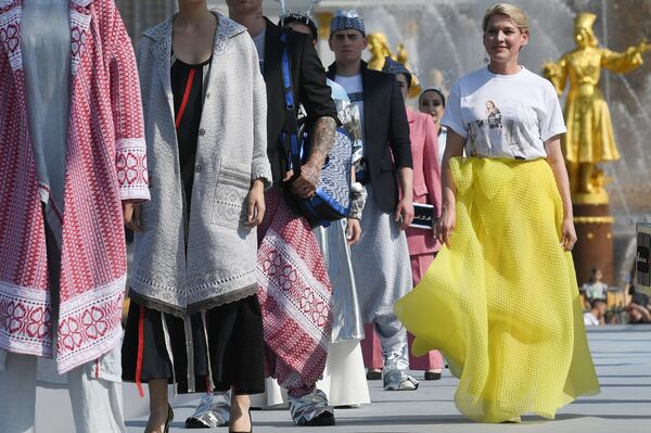 مدل‌ها لباس‌هایی را از مجموعه جدید برند PARLE در هفته مد مسکو در VDNKh در مسکو به نمایش می‌گذارند. - اسپوتنیک ایران  