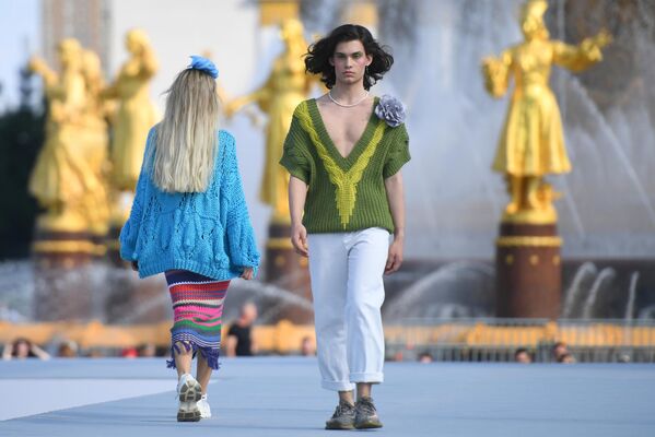 مدل‌ها لباس‌هایی از مجموعه جدید برند ماشا وارلاموا را در هفته مد مسکو در پارک VDNKh در مسکو به نمایش می‌گذارند. - اسپوتنیک ایران  