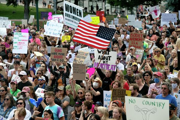 فعالان حقوق سقط جنین در 27 ژوئن 2022، چهار روز پس از نقض حق سقط جنین توسط دادگاه عالی ایالات متحده، در مقابل ساختمان کنگره ایالت کلرادو در دنور، کلرادو تظاهرات کردند - اسپوتنیک ایران  