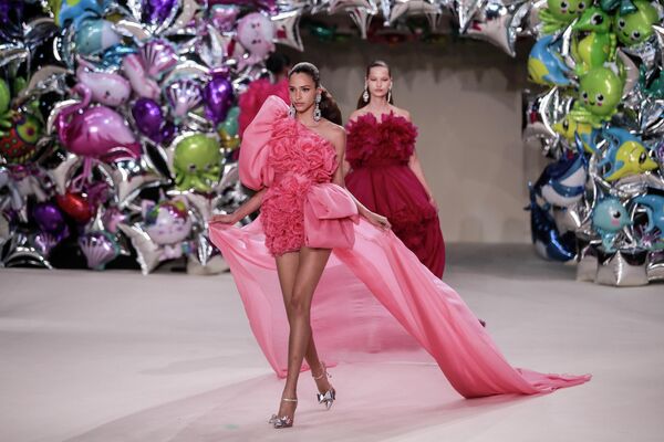 یک مدل در بخشی از مجموعه مد پاییز/زمستان 2022-2023 Giambattista Valli Haute Couture که دوشنبه، 4 ژوئیه 2022 در پاریس ارائه شد - اسپوتنیک ایران  