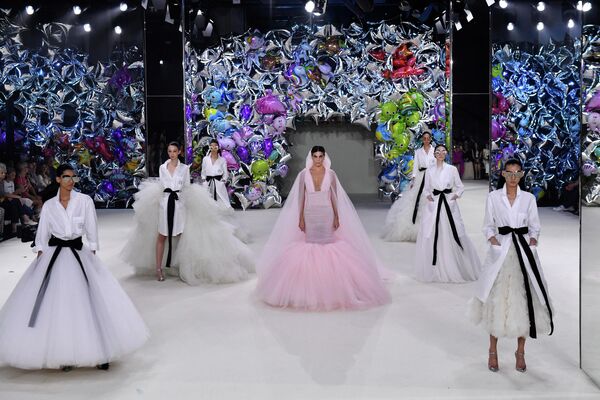 مدل‌ها در هفته مد در پاریس در 4 ژوئیه 2022، مجموعه مد لباس زنانه Giambattista Valli در پاییز زمستان 2022-2023 را نمایش می دهند - اسپوتنیک ایران  