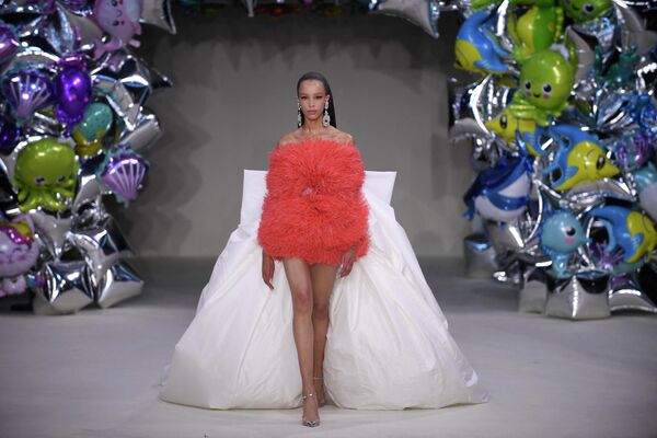 مدل در هفته مد در پاریس در 4 ژوئیه 2022، خلاقیتی را برای مجموعه مد لباس زنانه Giambattista Valli در پاییز زمستان 2022-2023 ارائه می دهد. - اسپوتنیک ایران  
