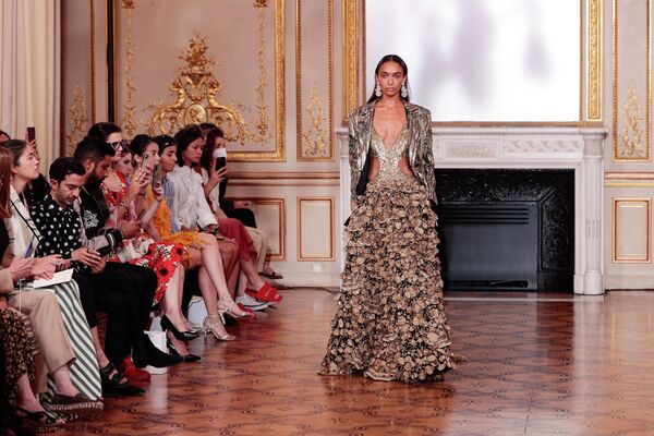 مدلی در هفته مد در پاریس در 4 ژوئیه 2022،  مجموعه مد لباس زنانه Rahul Mishra بهار و تابستان 2023 را نمایش می دهند - اسپوتنیک ایران  
