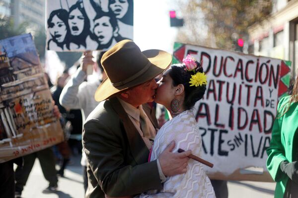 معترضان با لباس هنرمندان مکزیکی دیگو ریورا و فریدا کالو، در طی راهپیمایی اعتراضی دانشجویی در سانتیاگو، شیلی - اسپوتنیک ایران  