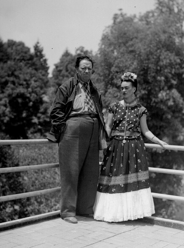 13 آوریل 1939، دیوارنگار مکزیکی دیگو ریورا و همسر هنرمندش فریدا کالو را در خانه خود در مکزیکو سیتی - اسپوتنیک ایران  