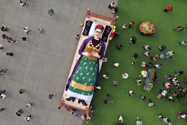 تصویر هوایی از چهره هنرمند و نقاش مکزیکی فریدا کالو که در رختخواب دراز کشیده است - اسپوتنیک ایران  