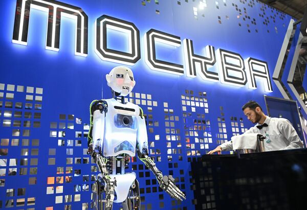 ربات رابی در غرفه مسکو در نمایشگاه بین‌المللی صنعتی &quot;Innoprom-2022&quot; - اسپوتنیک ایران  