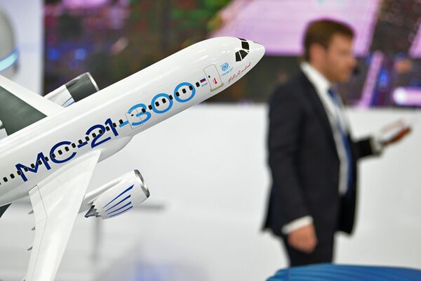ماکتی از هواپیمای مسافربری ام اس-300 در غرفه روس آتوم در نمایشگاه بین‌المللی صنعتی Innoprom-2022 - اسپوتنیک ایران  