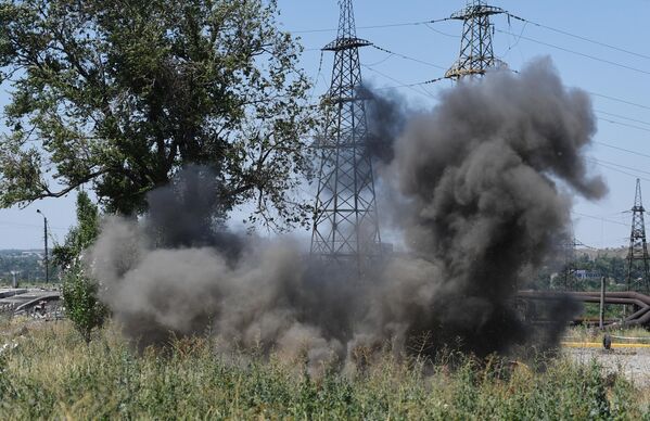 متخصصان مین زدایی ارتش روسیه در شهر ماریوپل به انفجار تحت کنترل مهمات پیدا شده می پردازند. - اسپوتنیک ایران  