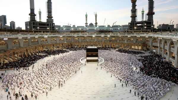 Мусульманские паломники молятся у Каабы в Большой мечети в Мекке - اسپوتنیک ایران  