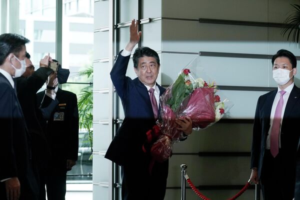 شینزو آبه در سپتامبر 2020 سمت نخست وزیری ژاپن را ترک کرد. او به مدت 3188  روز کابینه وزیران این کشور را رهبری کرد که طولانی ترین دوره پیشینیان او  در تاریخ پس از جنگ ژاپن به شمار میرود - اسپوتنیک ایران  