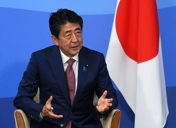 شینزو آبه، نخست وزیر سابق ژاپن پس از ترور و در پی اصابت گلوله و شدت جراحات وارده در سن 67 سالگی جان باخت - اسپوتنیک ایران  