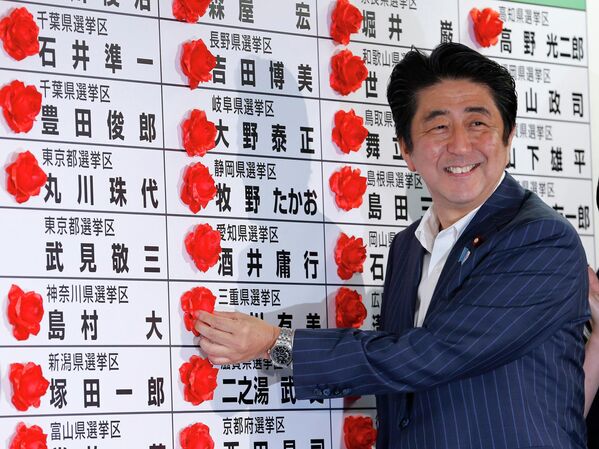 شینزو آبه، نخست وزیر سابق ژاپن پس از ترور و در پی اصابت گلوله و شدت جراحات وارده در سن 67 سالگی جان باخت - اسپوتنیک ایران  