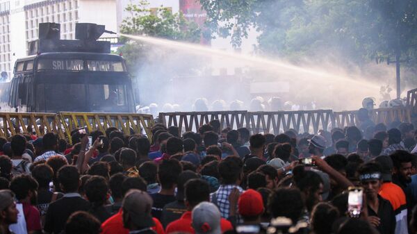 معترضان سریلانکا اقامتگاه نخست وزیر را به آتش کشیدند+ویدئو - اسپوتنیک ایران  