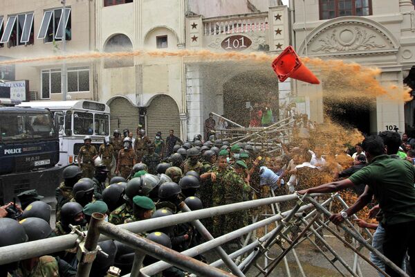 رویدادهای هفته از نگاه تصویر.درگیری پلیس و تظاهرکندگان در سریلانکا. - اسپوتنیک ایران  
