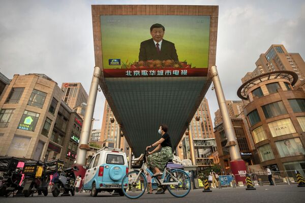 رویدادهای هفته از نگاه تصویر.نمایش سفر رئیس جمهور چین به هنگ کنگ در پکن. - اسپوتنیک ایران  