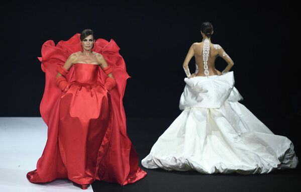 مدل اسپانیایی و مجری تلویزیون نیوز آلوارز لباسی از طراح استفان رولان را در پاریس نمایش می دهد - اسپوتنیک ایران  