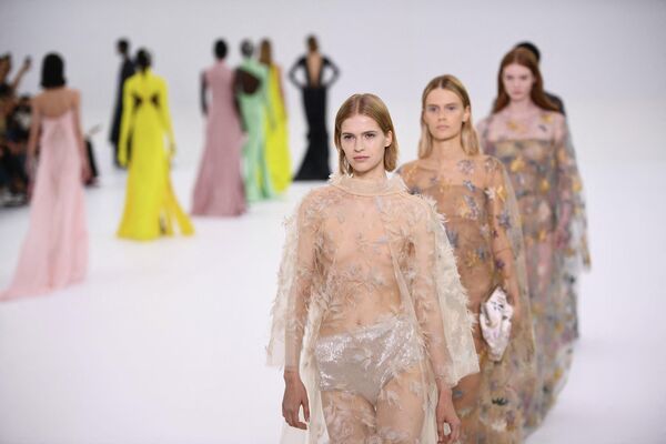مدل‌ها در نمایش Fendi به‌عنوان بخشی از هفته مد زنانه مد پاییز - زمستان 2023 در پاریس در 7 ژوئیه 2022 - اسپوتنیک ایران  